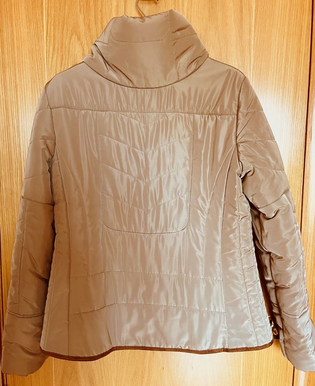 Chaqueta de microfibra beige y marrón