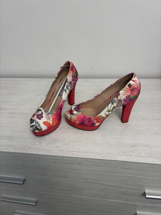 Zapatos tacón con estampado floral. marca Refresh