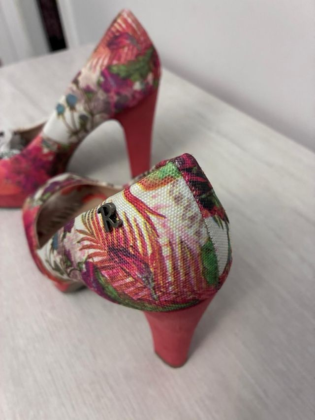 Zapatos tacón con estampado floral. marca Refresh
