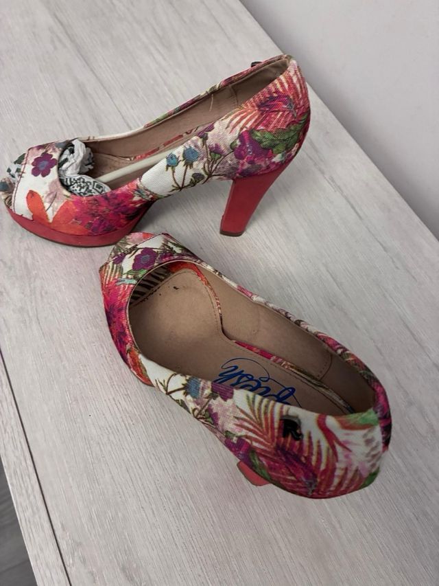 Zapatos tacón con estampado floral. marca Refresh