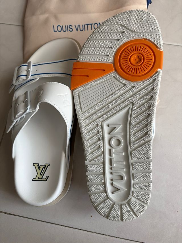 Chinelos Louis Vuitton Brancos e Azuis T.38
