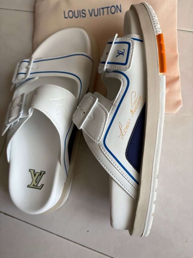 Chinelos Louis Vuitton Brancos e Azuis T.38