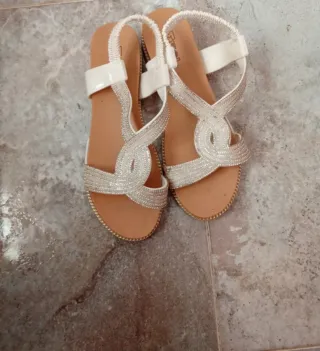 Sandalias plateadas con pedrería