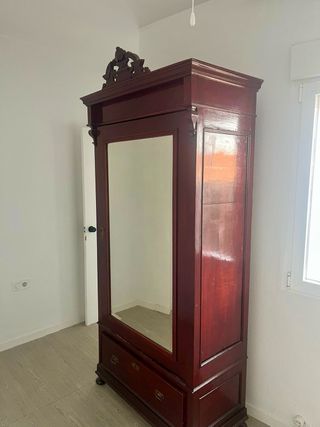 Armario de madera con espejo