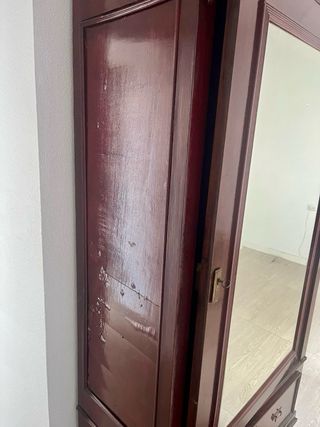 Armario de madera con espejo