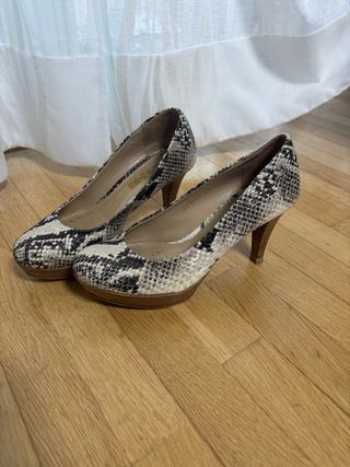 Zapatos de tacón de piel efecto serpiente