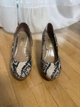 Zapatos de tacón de piel efecto serpiente