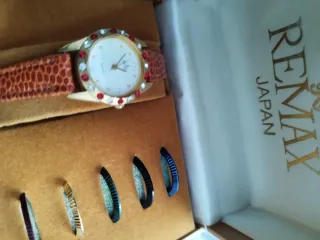 Reloj REMAX Dorado con Cristales Rojos y Blancos