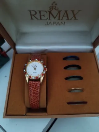 Reloj REMAX Dorado con Cristales Rojos y Blancos
