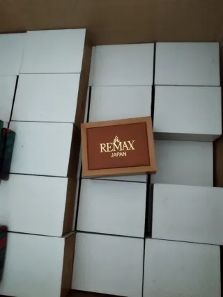 Reloj REMAX Dorado con Cristales Rojos y Blancos