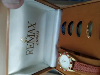 Reloj REMAX Dorado con Cristales Rojos y Blancos