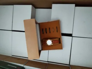 Reloj REMAX Dorado con Cristales Rojos y Blancos