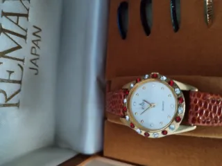 Reloj REMAX Dorado con Cristales Rojos y Blancos