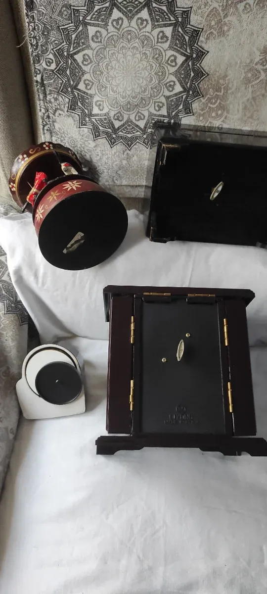 Caja de música de madera oscura