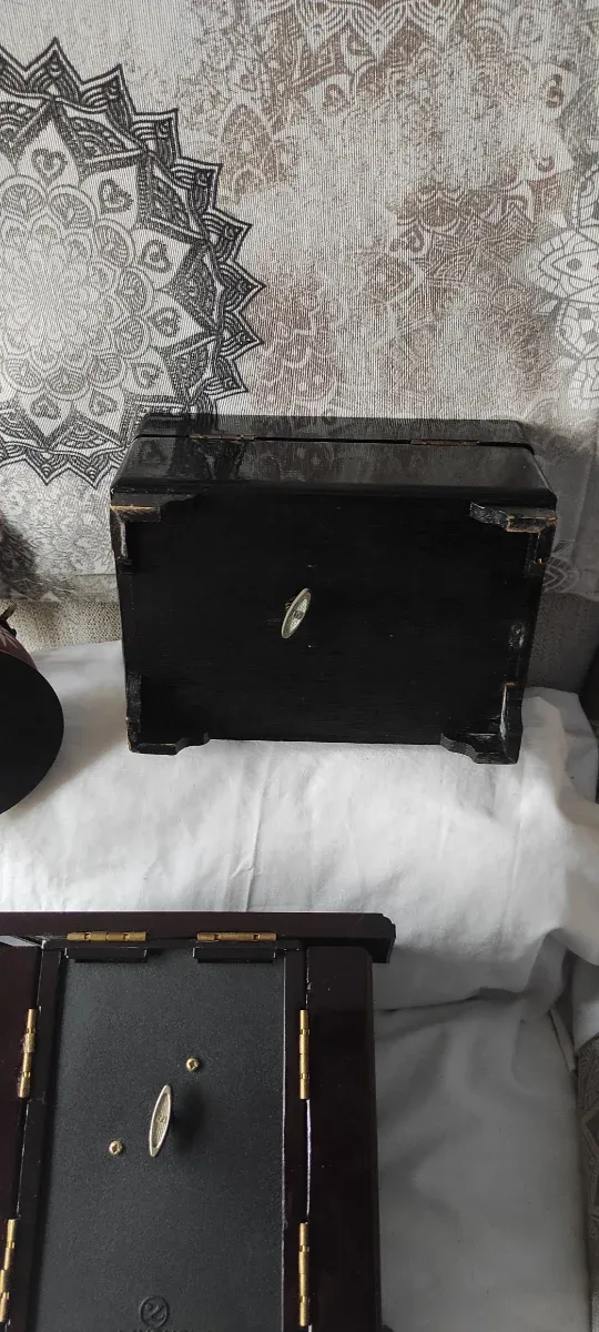 Caja de música de madera oscura