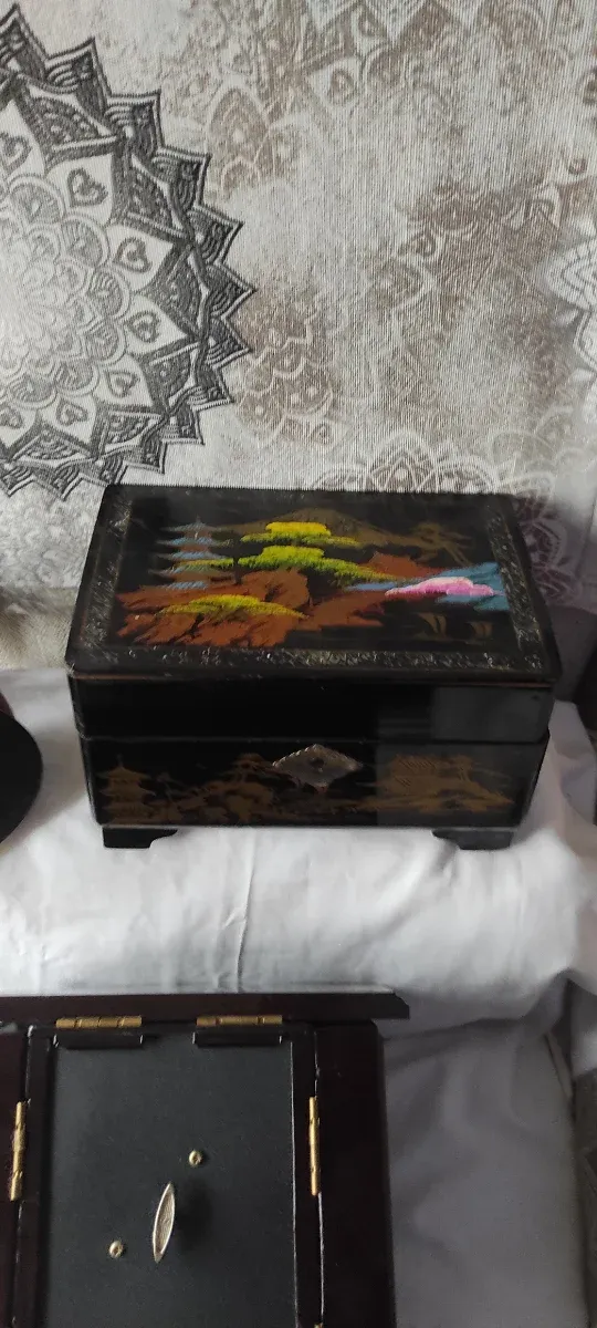 Caja de música de madera oscura