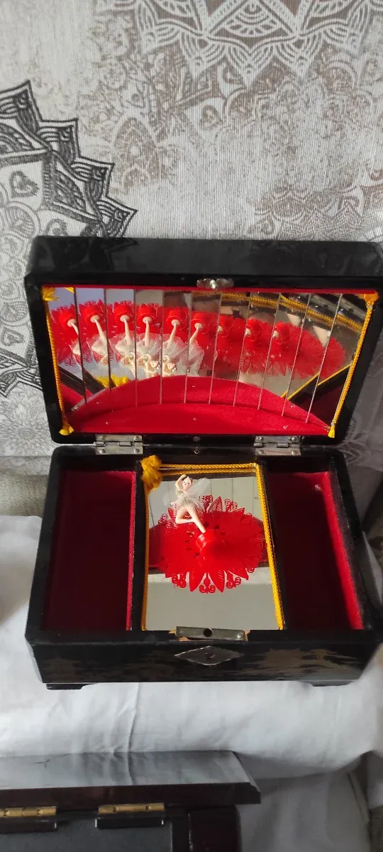 Caja de música de madera oscura