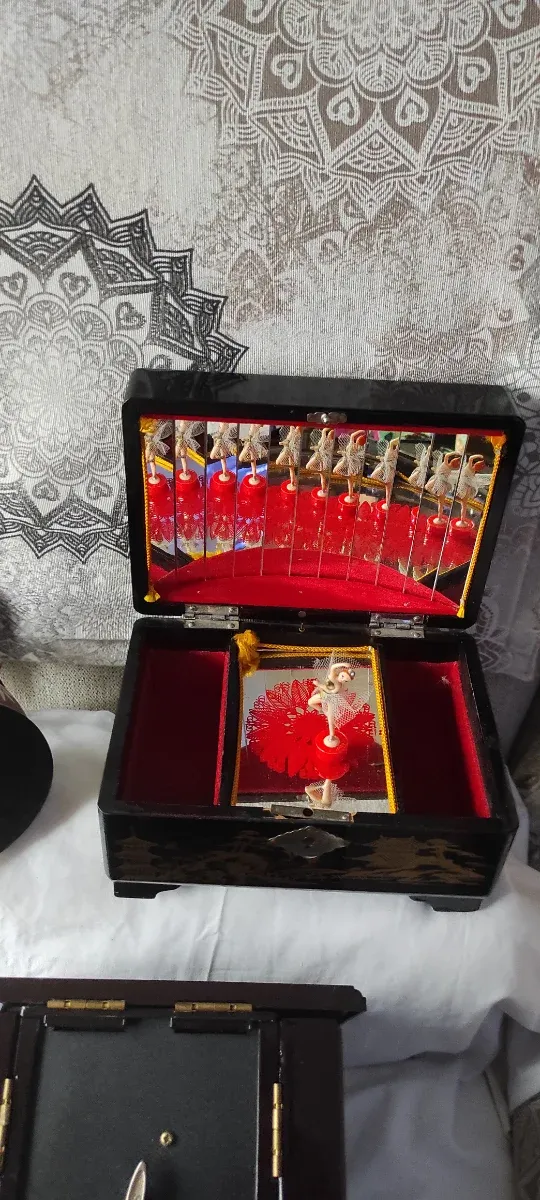 Caja de música de madera oscura