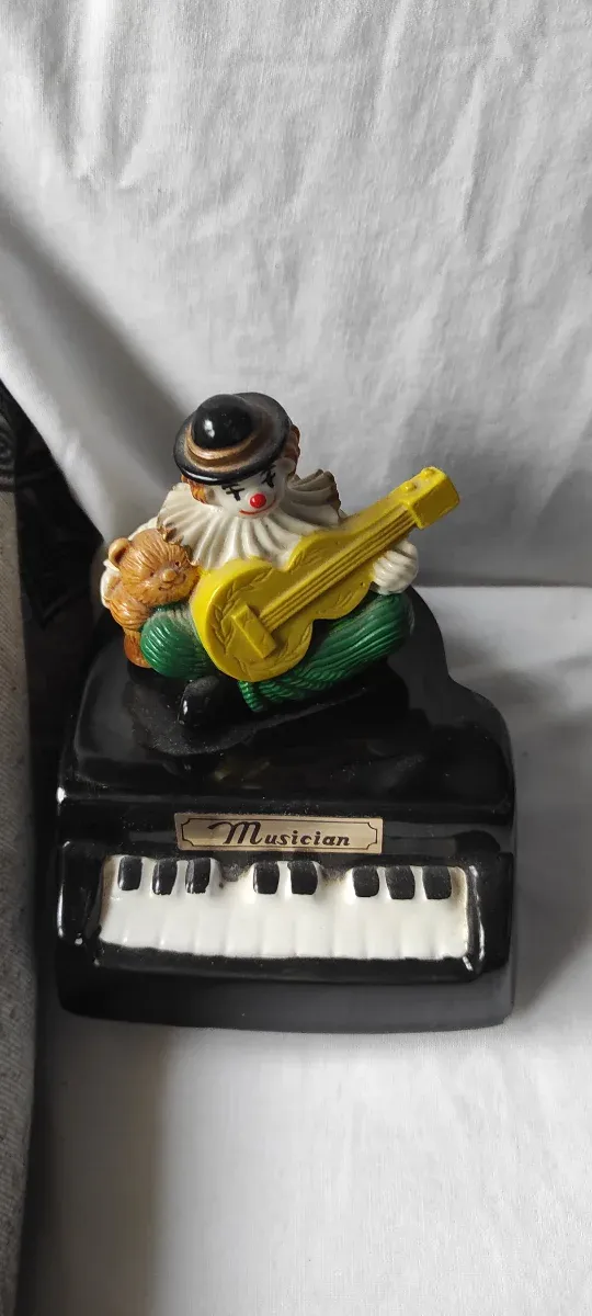 Caja de música de madera oscura