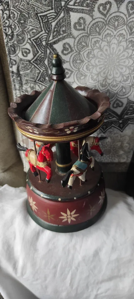 Caja de música de madera oscura