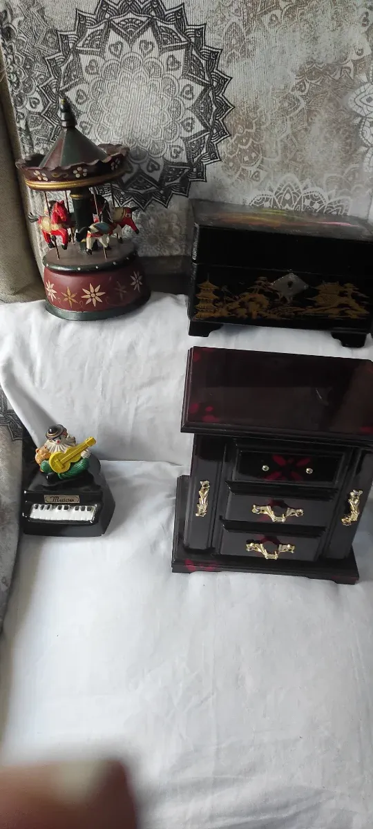 Caja de música de madera oscura