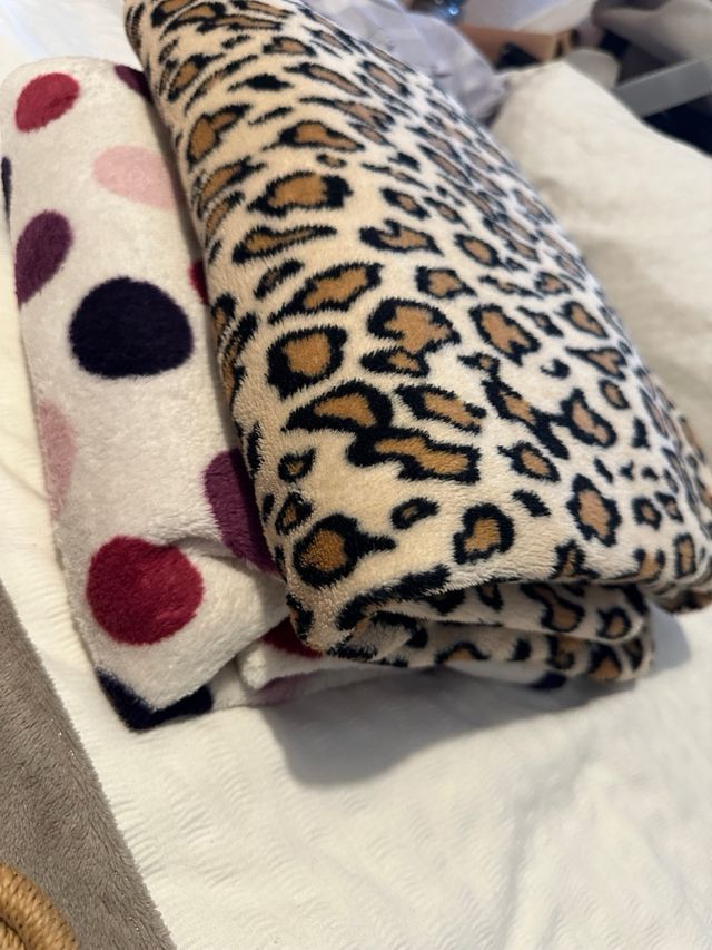 2 Mantas Fleece Diseño Círculos y Animal Print
