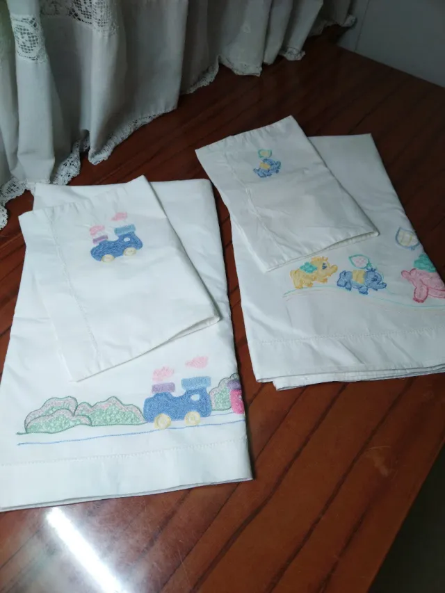 Set Lenzuola per Culla Ricamate con Treni e Animali