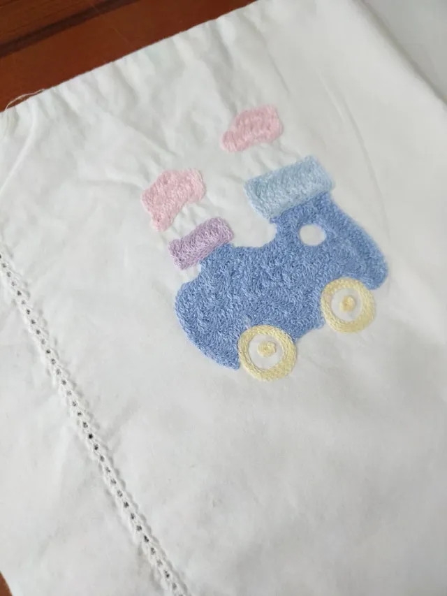 Set Lenzuola per Culla Ricamate con Treni e Animali