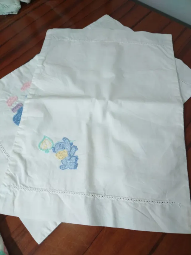 Set Lenzuola per Culla Ricamate con Treni e Animali