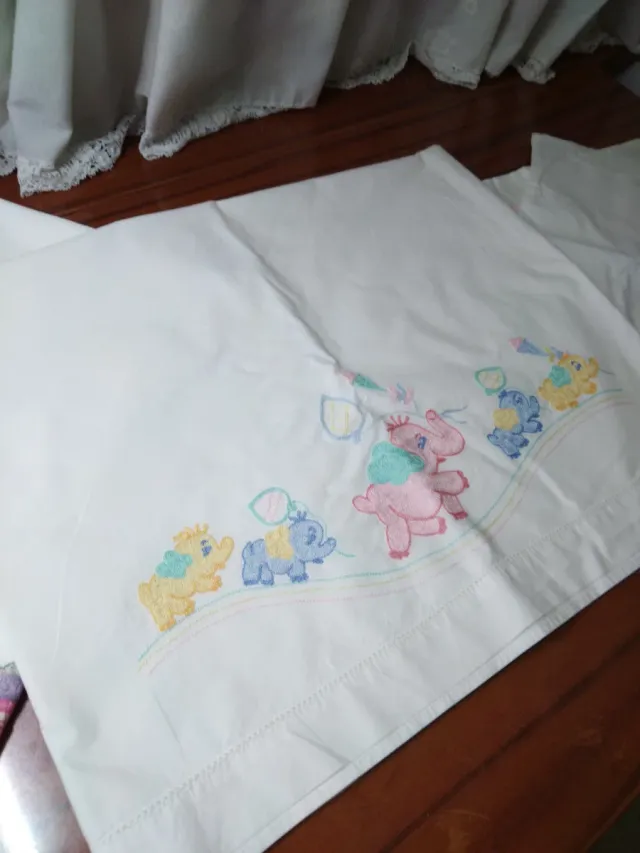 Set Lenzuola per Culla Ricamate con Treni e Animali