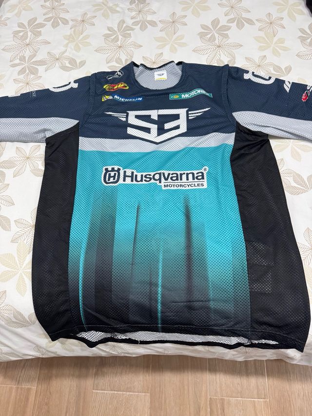 Camiseta Husqvarna S3 + Pantalón Regalo