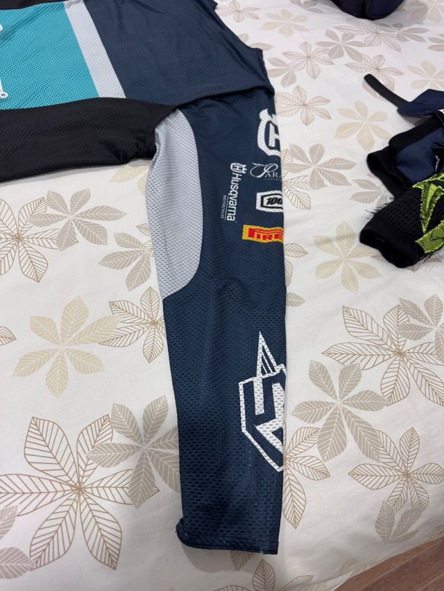 Camiseta Husqvarna S3 + Pantalón Regalo