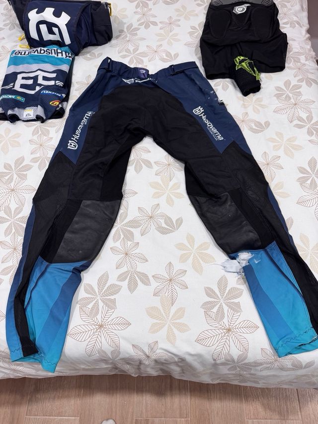 Camiseta Husqvarna S3 + Pantalón Regalo