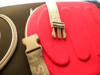 Maleta mediana negra y roja