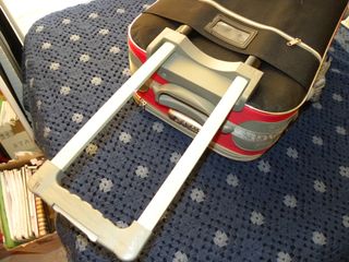 Maleta mediana negra y roja