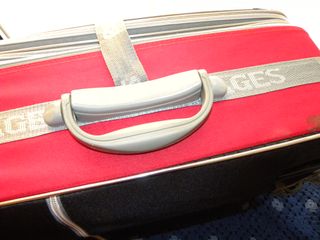 Maleta mediana negra y roja