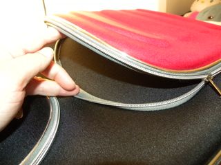 Maleta mediana negra y roja