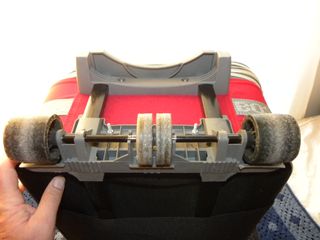 Maleta mediana negra y roja