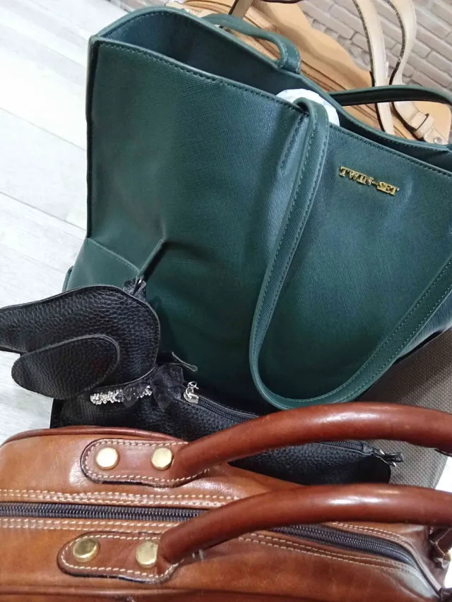 Borsa Twin Set verde con dettagli oro