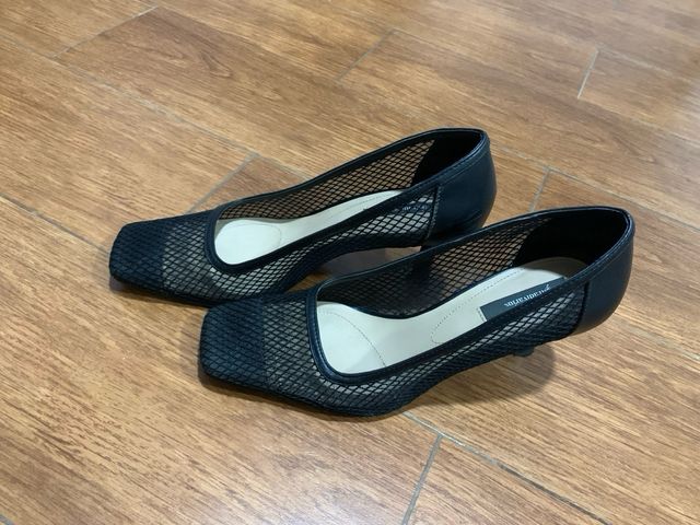 Zapatos de tacón negros de malla