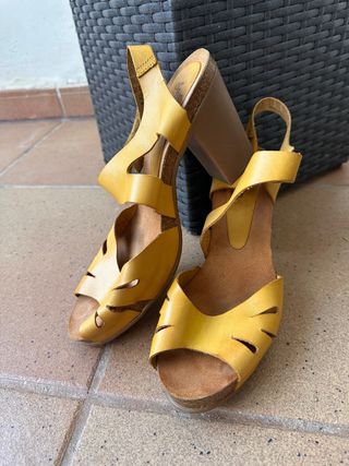 Sandalias Yokono tacón amarillo