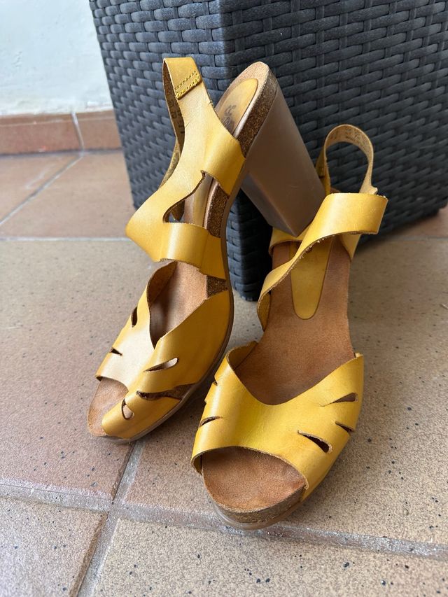 Sandalias Yokono tacón amarillo