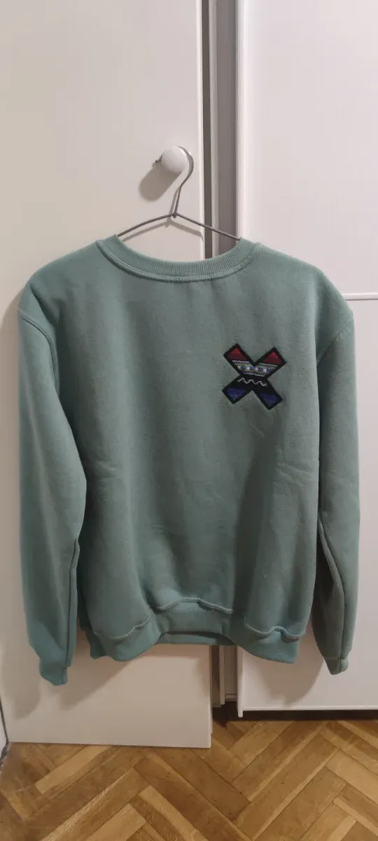 Sudadera Blue Banana verde y blanca con parche.