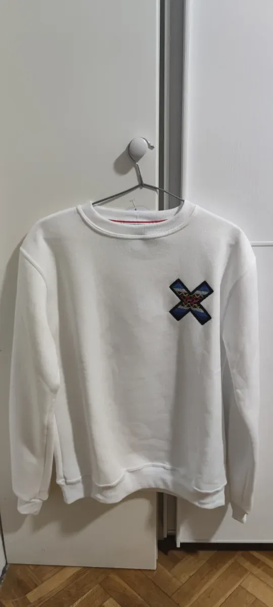 Sudadera Blue Banana verde y blanca con parche.