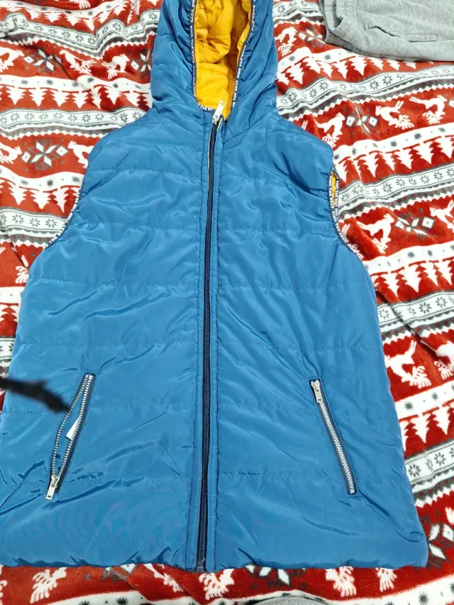 Chaleco acolchado con capucha con dos caras