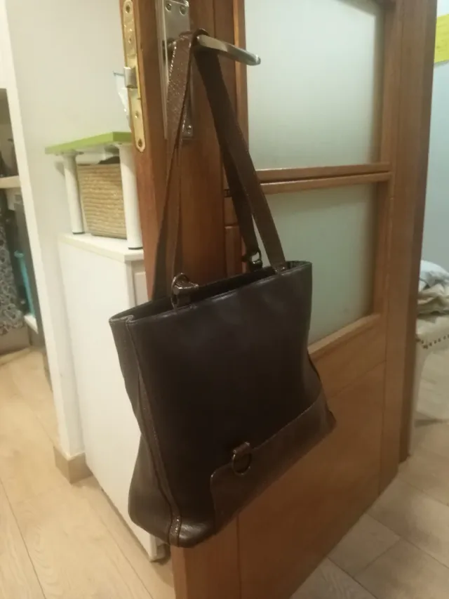 Bolso de cuero marrón.
