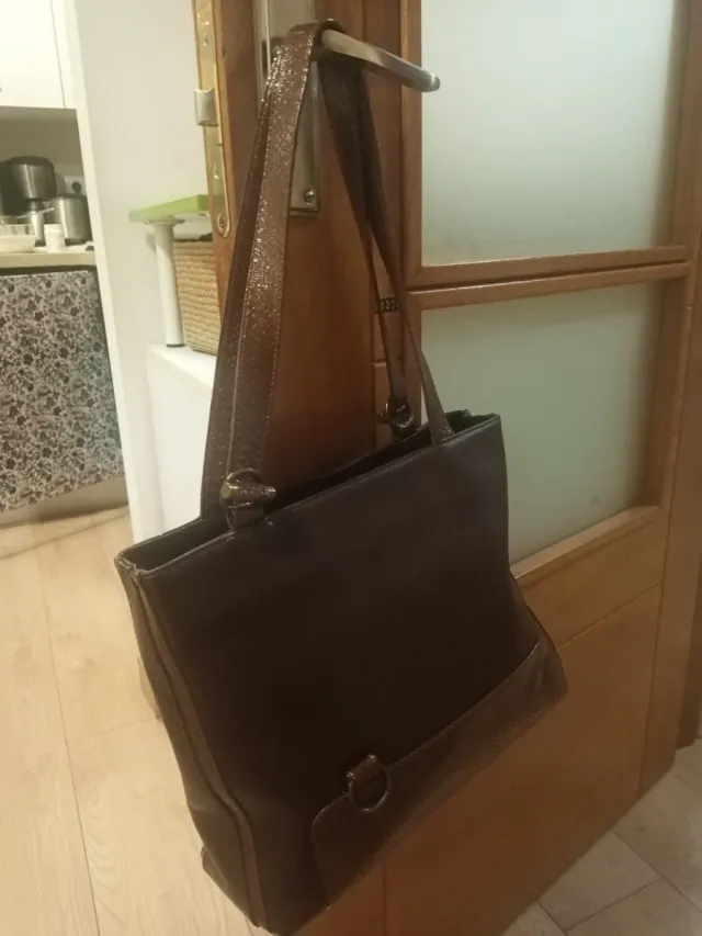 Bolso de cuero marrón.