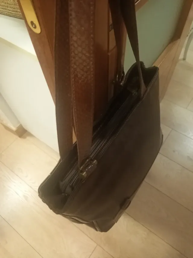 Bolso de cuero marrón.