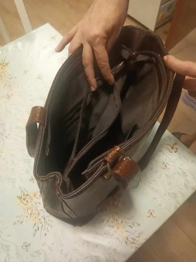 Bolso de cuero marrón.