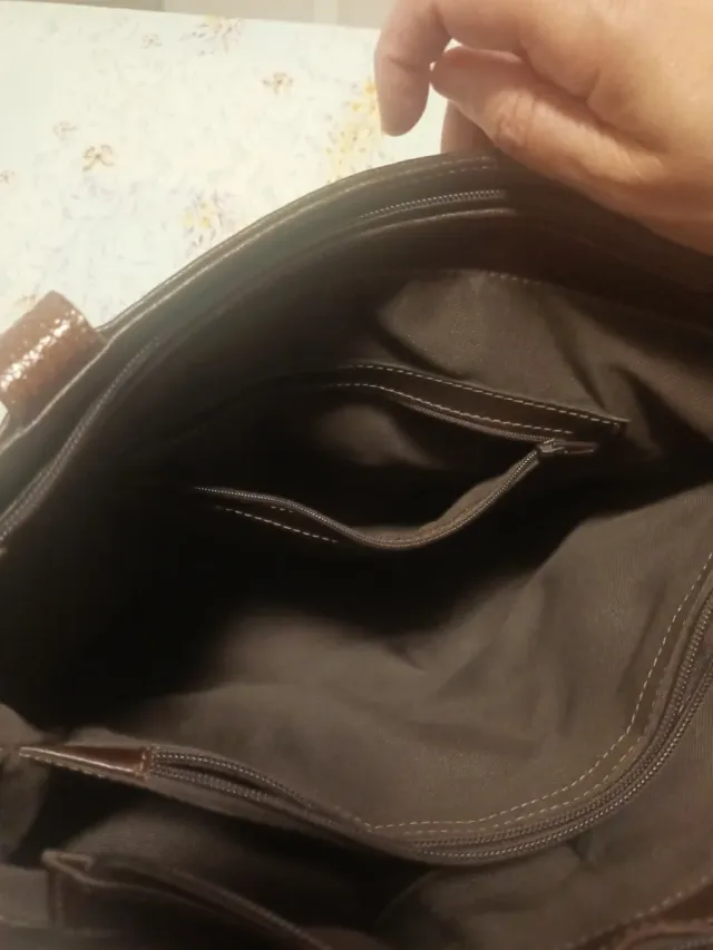 Bolso de cuero marrón.